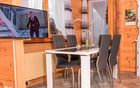Kelly: Möbel, Zimmer, Tabelle, Esszimmer, Eigentum, Orange, Interior Design, Gebäude, Haus, Stuhl