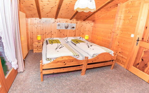 Kelly: Zimmer, Möbel, Bett, Eigentum, Schlafzimmer, Bettrahmen, Dachboden, Interior Design, Haus, Gebäude