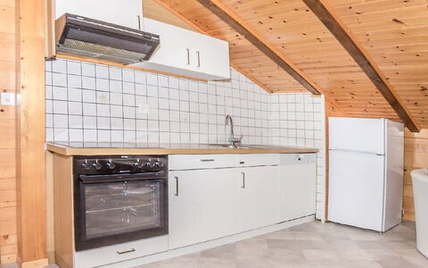 Kelly: Zimmer, Eigentum, Küche, Countertop, Fliese, Gebäude, Haus, Möbel, Cabinetry, Interior Design