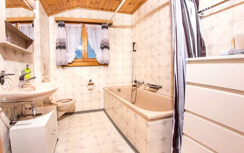 Kelly: Eigentum, Zimmer, Badezimmer, Interior Design, Gebäude, Grundeigentum, Haus, Möbel, Die Architektur, Zuhause