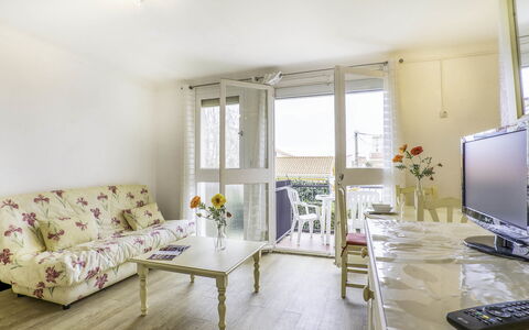 Les Amandiers: Gebäude, Möbel, Fenster, Komfort, Interior Design, Fussboden, Flooring, Couch, Holz, Haus