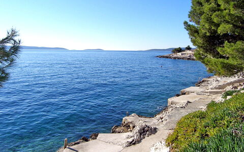 Trogir Okrug Gornji 304: Gewässer, Küste, Meer, Wasser, Ufer, Himmel, Küsten Und Ozeanische Forms, Natürliche Landschaft, Bucht, Wasservorräte