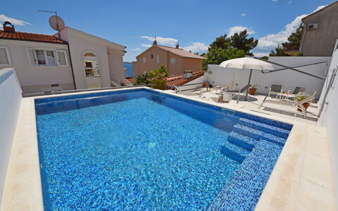 Trogir Okrug Gornji 304: Wasser, Himmel, Eigentum, Schwimmbad, Blau, Azurblau, Gebäude, Schatten, Gartenmöbel, Verbundwerkstoff