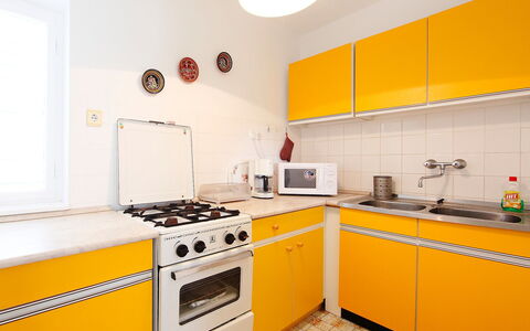Cyklamen: Zimmer, Küche, Gelb, Eigentum, Orange, Cabinetry, Möbel, Interior Design, Countertop, Gebäude