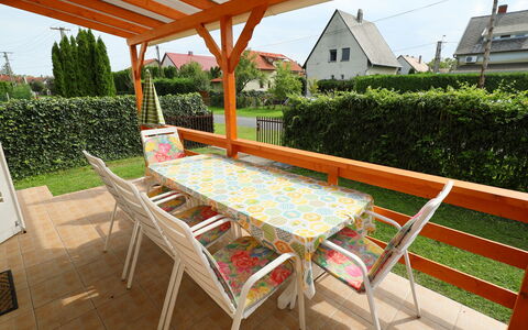 Cyklamen: Pflanze, Gebäude, Eigentum, Möbel, Gartenmöbel, Himmel, Holz, Schatten, Rechteck, Interior Design