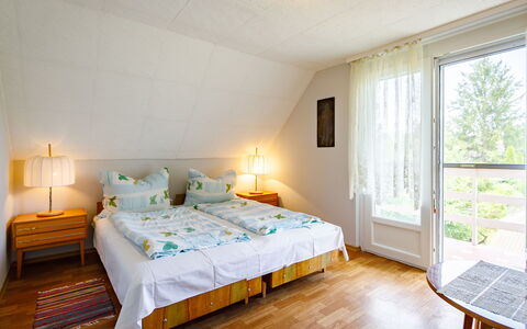 Cyklamen: Möbel, Gebäude, Tabelle, Fenster, Komfort, Holz, Textil, Beleuchtung, Interior Design