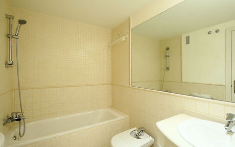 Sidney: Badezimmer, Eigentum, Zimmer, Wand, Fliese, Armatur, Badewanne, Zapfhahn, Fussboden, Interior Design