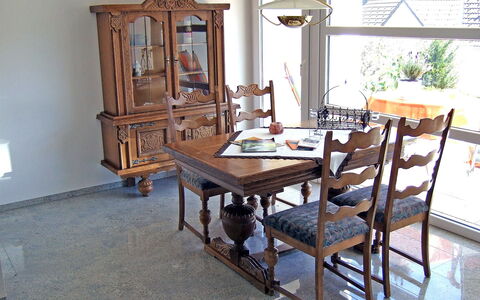 Willmann: Esszimmer, Zimmer, Möbel, Tabelle, Küche & Esszimmer Tisch, Eigentum, Interior Design, Fussboden, Haus, Stuhl
