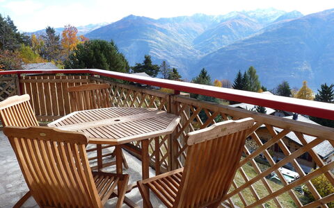 Ovronnaz 645: Möbel, Tabelle, Eigentum, Stuhl, Zimmer, Holz, Grundeigentum, Hütte, Haus, Gartenmöbel
