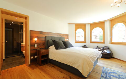 Zermatt 470: Schlafzimmer, Möbel, Bett, Zimmer, Holzboden, Eigentum, Interior Design, Bettdecke, Fussboden, Decke