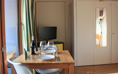 Villars 175: Möbel, Tabelle, Eigentum, Komfort, Holz, Interior Design, Fussboden, Wohnzimmer, Gebäude, Schreibtisch