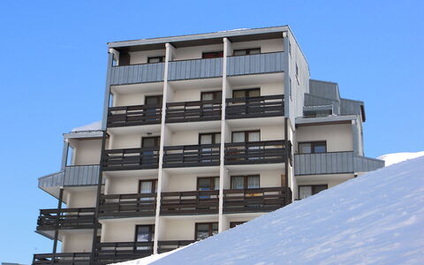 Tignes 280: Himmel, Gebäude, Fenster, Azurblau, Haus, Urban Design, Eigentumswohnung, Pflanze, Baum, Tower Block