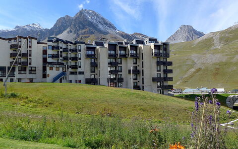 Tignes 290: Wolke, Himmel, Pflanze, Berg, Gebäude, Ökoregion, Natürliche Landschaft, Grundstueck, Gras, Einfach