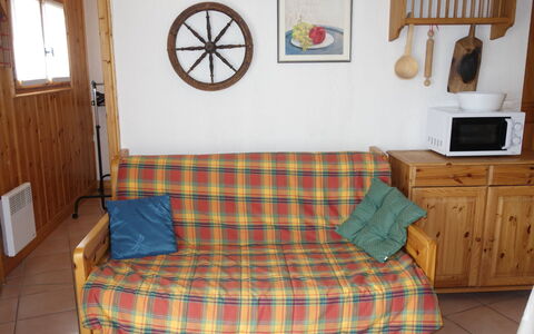 Saint Gervais 475: Couch, Eigentum, Möbel, Holz, Komfort, Interior Design, Wohnzimmer, Studio Couch, Fussboden, Bilderrahmen