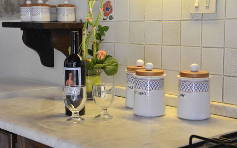 San Pietro: Geschirr, Drinkware, Tabelle, Flasche, Kelche, Barware, Wein, Pflanze, Interior Design, Blume