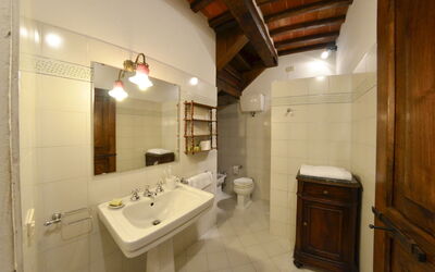 Girasole: Spiegel, Zapfhahn, Sinken, Armatur, Eigentum, Bad Sink, Badezimmer, Interior Design, Fussboden, Installation