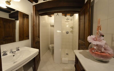Ortensia: Spiegel, Sinken, Zapfhahn, Eigentum, Armatur, Badezimmer, Bad Sink, Beleuchtung, Interior Design, Holz
