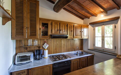 Vittoria: Countertop, Zimmer, Eigentum, Möbel, Küche, Gebäude, Cabinetry, Decke, Sinken, Interior Design