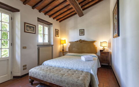 Vittoria: Schlafzimmer, Zimmer, Eigentum, Bett, Möbel, Bettdecke, Decke, Bettrahmen, Interior Design, Gebäude