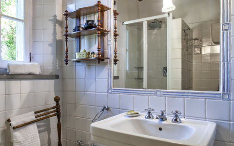 Vittoria: Badezimmer, Zimmer, Eigentum, Interior Design, Gebäude, Die Architektur, Armatur, Sinken, Haus, Möbel