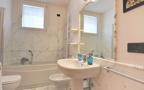 Venezia Giudecca 830: Spiegel, Zapfhahn, Armatur, Sinken, Bad Sink, Eigentum, Badezimmer, Lila, Interior Design, Beleuchtung