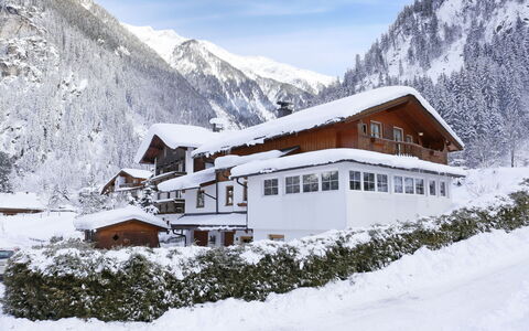 Christian: Schnee, Himmel, Wolke, Berg, Gebäude, Eigentum, Pflanze, Fenster, Natürliche Landschaft, Steigung