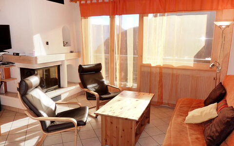 Hauts de Morthey No 33: Zimmer, Möbel, Interior Design, Eigentum, Gebäude, Wohnzimmer, Fussboden, Haus, Decke, Vorhang