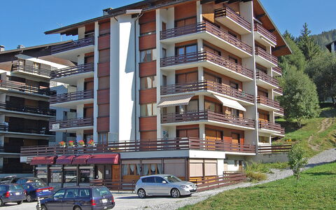 Zanfleuron A1: Auto, Gebäude, Rad, Himmel, Eigentum, Fenster, Fahrzeug, Pflanze, Tower Block