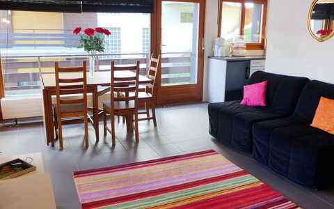 Zanfleuron A1: Zimmer, Möbel, Eigentum, Fussboden, Interior Design, Gebäude, Wohnzimmer, Tabelle, Flooring, Grundeigentum