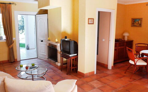Bella Tierra: Zimmer, Eigentum, Möbel, Gebäude, Wohnzimmer, Interior Design, Haus, Fussboden, Grundeigentum, Suite