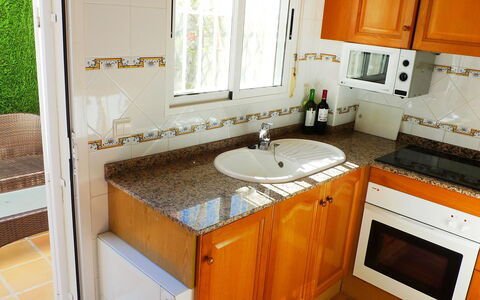 Bella Tierra: Countertop, Zimmer, Sinken, Eigentum, Möbel, Cabinetry, Küche, Fliese, Fussboden, Badezimmerschrank