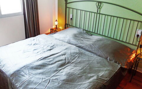 Bella Tierra: Schlafzimmer, Bettdecke, Bett, Bedding, Möbel, Eigentum, Bettrahmen, Zimmer, Fussboden, Matratze