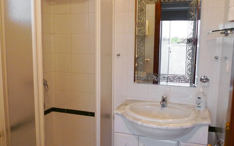 Bella Tierra: Badezimmer, Eigentum, Zimmer, Bad Zubehör, Badezimmerschrank, Armatur, Wand, Fliese, Tür, Zapfhahn