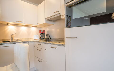 Canet-Plage 310: Cabinetry, Countertop, Herd, Küchengerät, Sinken, Haushaltsgerät, Küche, Spüle, Holz, Gebäude