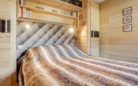 Saint Gervais 181: Cabinetry, Gebäude, Komfort, Holz, Flooring, Bettrahmen, Interior Design, Haus, Fussboden, Bett