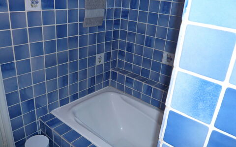 Le Petit Olivier: Eigentum, Armatur, Lila, Badezimmer, Blau, Fussboden, Rechteck, Linie