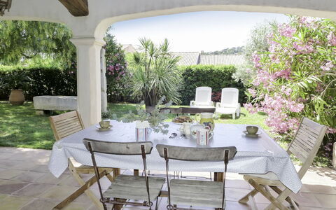 Le Petit Olivier: Pflanze, Möbel, Tabelle, Eigentum, Blume, Stuhl, Interior Design, Gartenmöbel, Tisch Im Freien, Gras