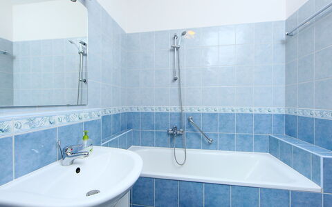Nadori 1: Badezimmer, Eigentum, Zimmer, Fliese, Zapfhahn, Interior Design, Badewanne, Die Architektur, Grundeigentum, Fussboden