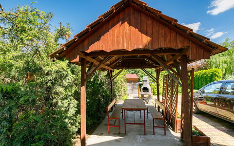 Balatonoszod 950: Pflanze, Himmel, Gebäude, Wolke, Schatten, Holz, Baum, Gazebo, Pergola, Freizeit