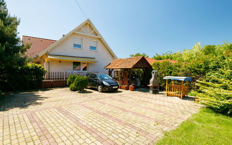Balatonoszod 950: Pflanze, Himmel, Gebäude, Eigentum, Strassenbelag, Haus, Baum, Grundstueck, Hütte, Fenster
