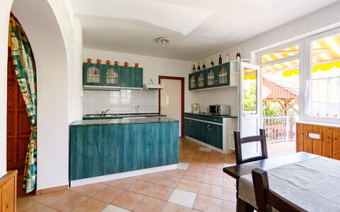 Balatonoszod 950: Cabinetry, Holz, Küche, Countertop, Fenster, Interior Design, Zimmerpflanze, Wohnzimmer, Flooring, Fussboden