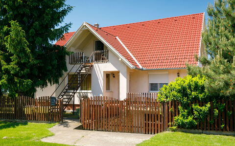 Balatonoszod 950: Gebäude, Pflanze, Eigentum, Himmel, Fenster, Baum, Haus, Grundstueck, Holz, Hütte