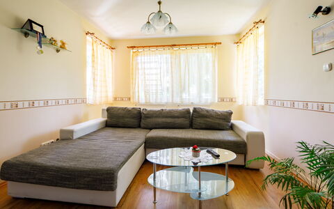 Balatonoszod 950: Tabelle, Möbel, Eigentum, Couch, Fenster, Pflanze, Holz, Beleuchtung, Interior Design, Flooring