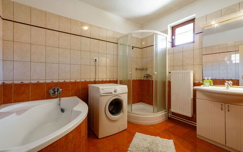 Balatonoszod 950: Gebäude, Wäschekammer, Eigentum, Armatur, Haus, Badezimmer, Badewanne, Beleuchtung, Interior Design
