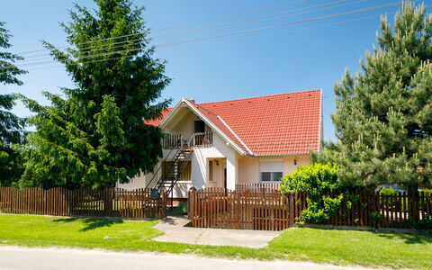 Balatonoszod 950: Pflanze, Himmel, Eigentum, Gebäude, Baum, Grundstueck, Fenster, Zaun, Haus, Gras