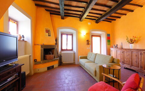 Locazione Turistica Selvapiana: Zimmer, Eigentum, Gebäude, Decke, Interior Design, Wohnzimmer, Möbel, Haus, Gelb, Grundeigentum
