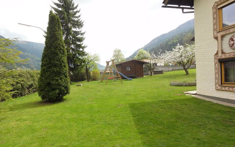 Ferienhaus Kofler: Rasen, Eigentum, Gras, Garten, Grundstueck, Haus, Hütte, Baum, Garten, Wiese