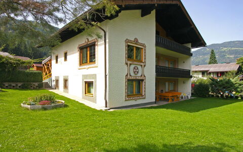 Ferienhaus Kofler: Pflanze, Gebäude, Fenster, Eigentum, Himmel, Grün, Baum, Haus, Natürliche Landschaft, Grundstueck