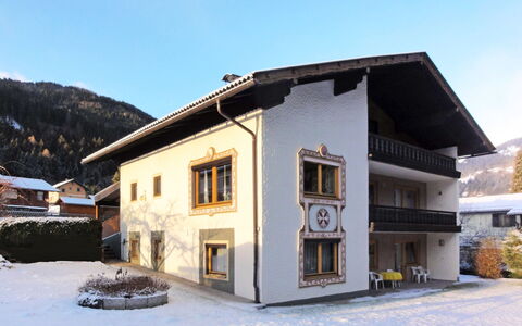 Ferienhaus Kofler: Himmel, Gebäude, Pflanze, Fenster, Schnee, Haus, Hütte, Steigung, Landschaft, Wolke