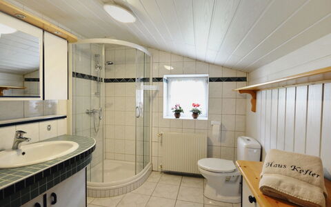 Ferienhaus Kofler: Badezimmer, Zimmer, Eigentum, Interior Design, Gebäude, Möbel, Die Architektur, Grundeigentum, Armatur, Decke